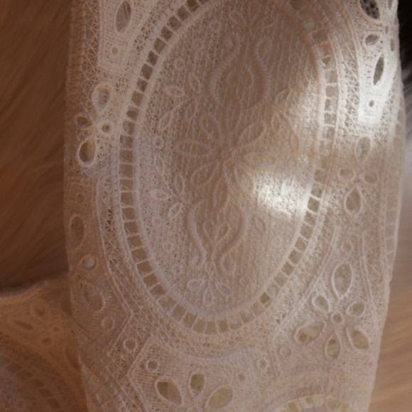 Muy Muy, White off the shoulder  Crochet lace crop top - Picture 6 of 12